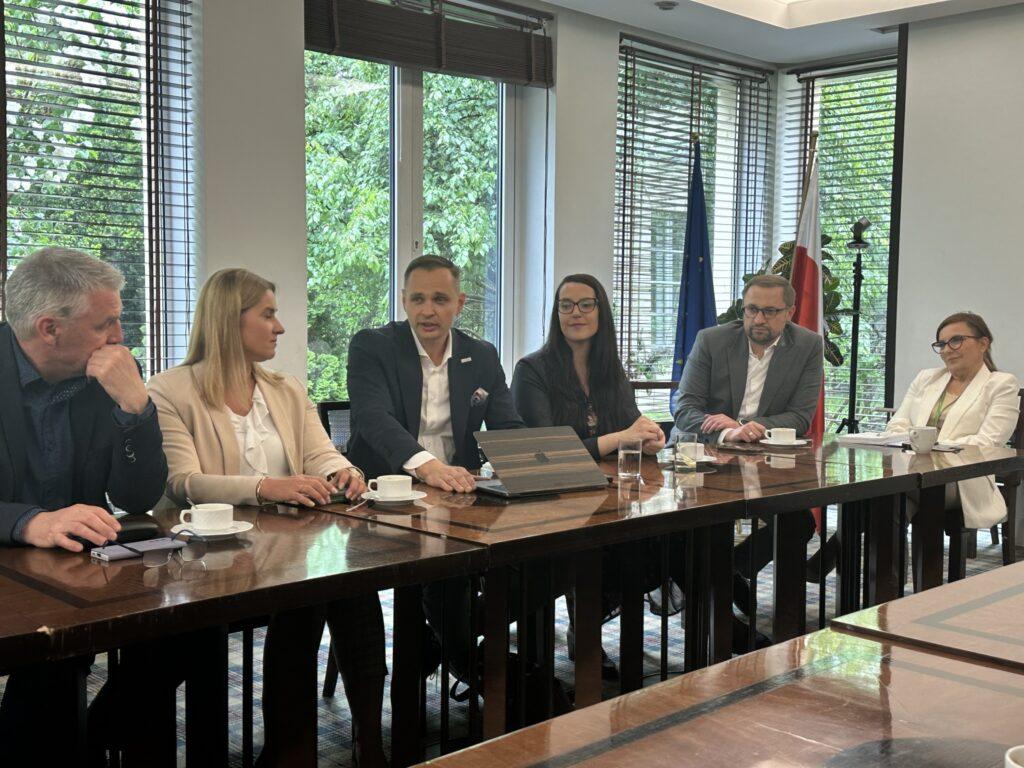 Trzeci od lewej - Daniel Nowocin, prezes Medidesk